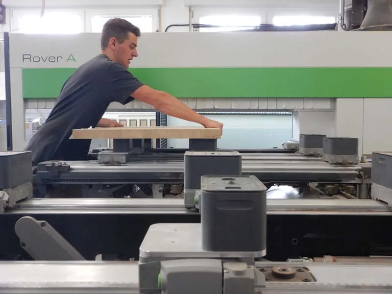 CNC 5-Achs Fräse bei der Vorbereitung