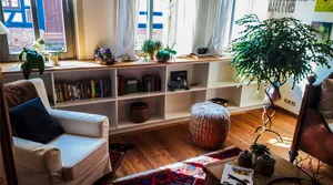 Einbauregal in gemütlichen Wohnzimmer