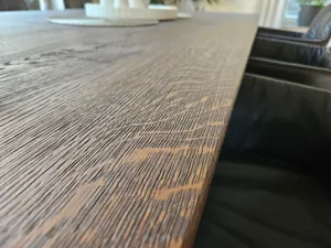 Nahaufnahme Oberfläche eines gebeizten Eichetisches