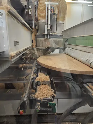 Tischplatte aus Eiche wird gefräst