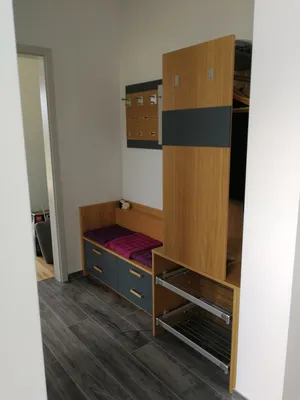 Garderobe aus Holz mit Sitzbank