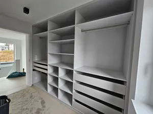 Individuelles Ankleidezimmer von der Schreinerei Klöckner