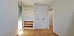 Individueller Kleiderschrank mit geöffneter Tür