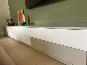 Individuelles Lowboard in Wohnzimmer