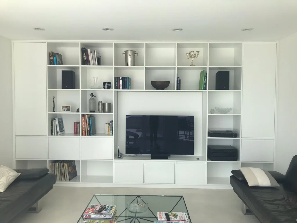 Individuelles Wandregal als Einbauschrank von der Schreinerei Klöckner