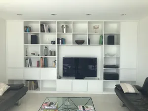 Individuelles Wandregal als Einbauschrank von der Schreinerei Klöckner