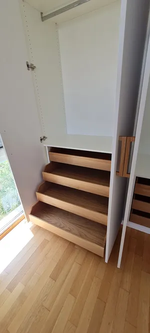 Nahaufnahme von Schubladen eines Kleiderschranks