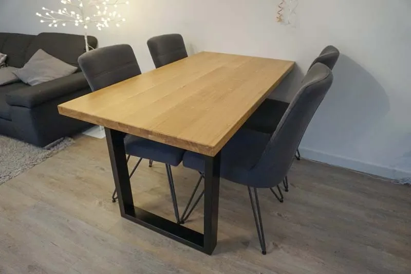 Kleiner Esstisch mit massiver Eichenplatte