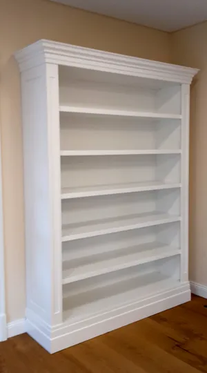 Weißes Regal mit Kranz