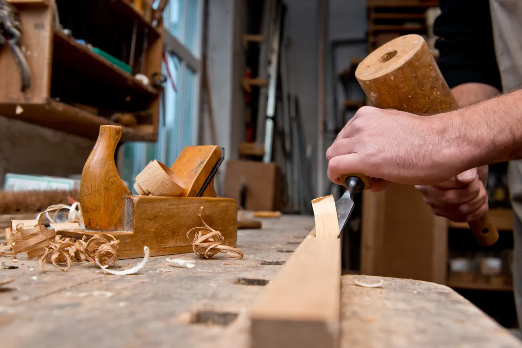 Schreiner bei der Arbeit