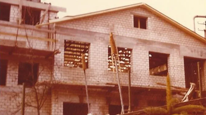 Zwischen 1962 und 1978 erfolgten weitere Anbauten der Schreinerei