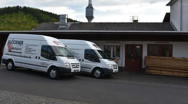 Aktuelles Foto der Schreinerei mit Fahrzeugen