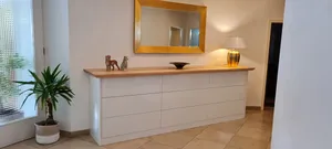 Weißes Sideboard im Eingangsbereich mit Spiegel