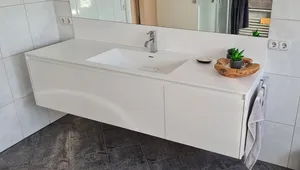 Hängender Waschtischschrank mit integrierten Waschbecken