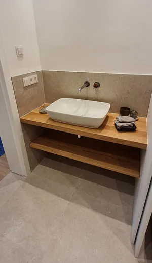 Waschtischregal aus Vollholz mit aufgesetzten Waschbecken