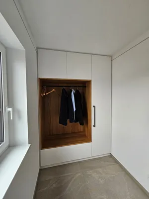 Weiße Garderobe