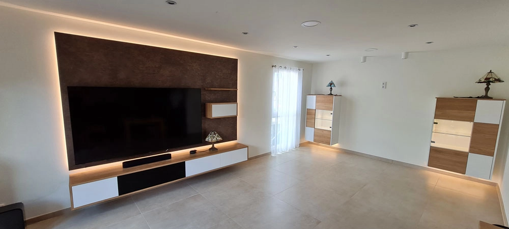 Wohnzimmer mit individuellen Möbeln und Beleuchtung