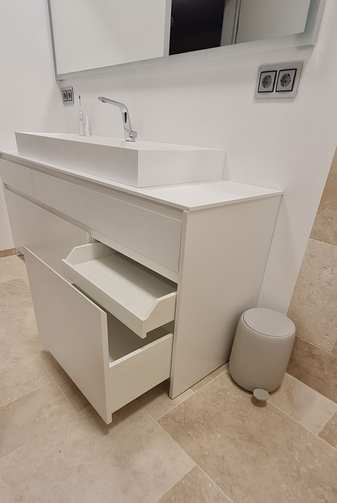 Galeriebild - Waschbecken mit Unterschrank weiß lackiert Nahaufnahme